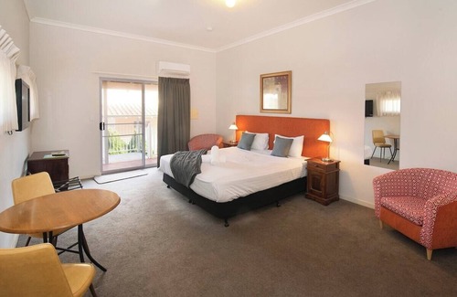 Margaret River Apartment | Greta - Central Studio Apartment, stroll to shops