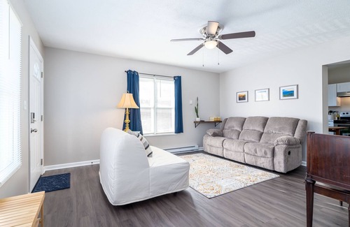 Broadway Apartment | Grey Gables: Bright, Comfy, Dog Friendly: 2 BR/1BA