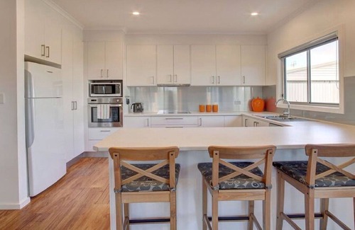 Lake Wangary House | Grey on the Bay is a fantastic Esplanade property - space, location, comfort.