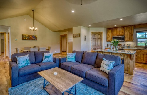 Pagosa Highlands House | Grey Rock Cottage: Hot Tub, Pet-Friendly, Mountain Views, Near Lake and San Juan National Forest!