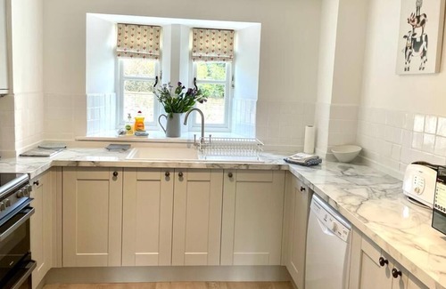 Cold Aston Cottage | Greystones Cottage - Luxury - Private Bathroom