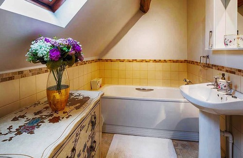 Cold Aston Cottage | Greystones Cottage - Luxury - Private Bathroom