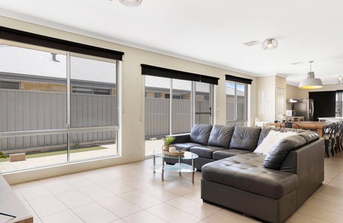 Kealy House | Gribble Ocean Gateway is a spacious new build 3 x2 home located in the upcoming suburb of Kealy.