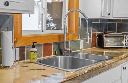 Stowe Area Apartment | Griffin Chalet 5 ~ mile to Stowe