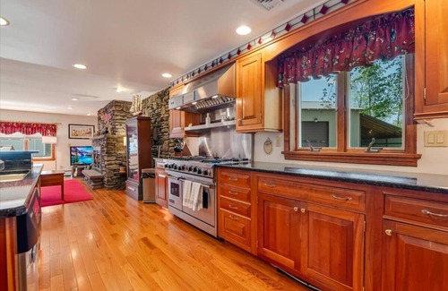 White Mills House | Griffin Lakefront on Lake Wallenpaupack with Private Dock, AC - sleeps 10