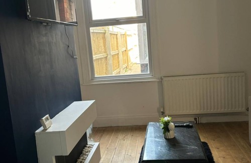 Grimsby Apartment | Grimsby Workers Haven 4 Bed Renovated House Sleeps 8n