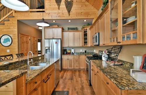 Hayward Ski Chalet | Grindstone Getaway-Beautiful chalet on the shores of Grindstone Lake.