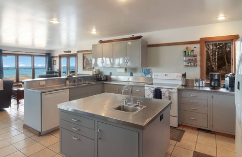 Frankfort House | Griners Life Saving$ Station on Lake Michigan w/Private Beach, Pet-Friendly