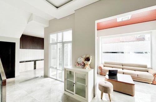 Banjarsari Hotel | Griya Banyuanyar Syariah Near Graha Saba Buana Mitra RedDoorz