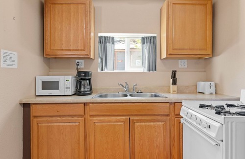 The Village Cottage | Grizzly Bear Studio Pet Friendly Walk to Village, Lake and Forest