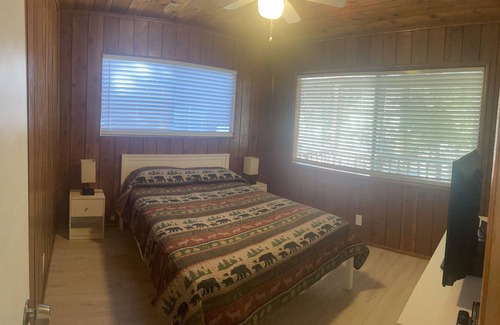 Wrightwood Cabin | Grizzly Cabin! 1 Min Walk to Grizzly Cafe Downtown
