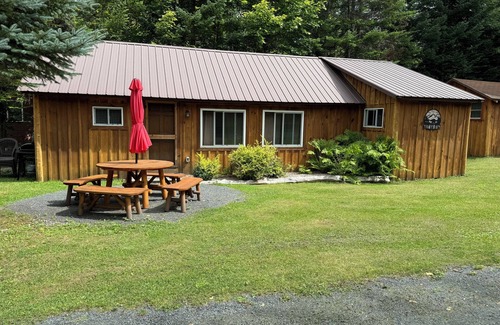 Inlet Cabin | Grizzly Cabin at The Bears Cottages in Inlet