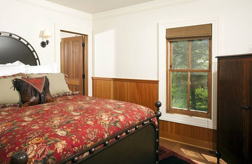 Emigrant Cabin | Grizzly Creek Ranch-Stunning, rustic elegant ranch retreat near Yellowstone!