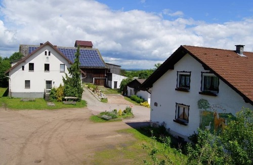 Nittenau Apartment | Große Ferienwohnung mit Reitplatz für Ihr perfektes Familienerlebnis