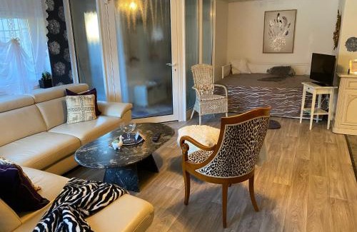 Bad Saarow Apartment | Große Helle Wohnung am Wald in Bad Saarow Nahe Grünheide und Berlin Souterrain