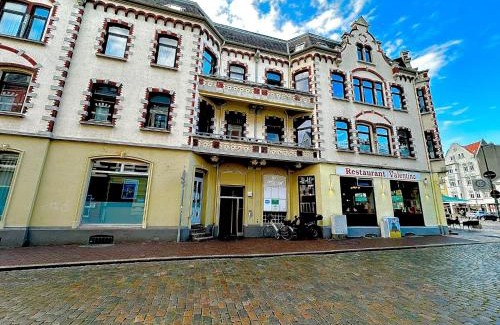 Neumuenster Apartment | Großzügiges City Loft mit Billardtisch