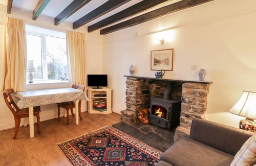 Talsarnau Cottage | GROES NEWYDD BACH, pet friendly, with open fire in Llandecwyn
