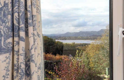 Talsarnau Cottage | GROES NEWYDD, pet friendly, with open fire in Llandecwyn