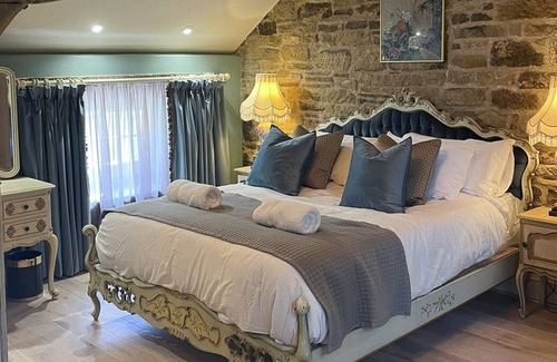 Hallington Villa | Grooms Cottage - Three Bedroom Villa, Sleeps 6