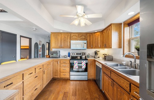 Branson Cabin | Groovy 5bd/2.5b on Lake Taneycomo near Branson sleeps 15