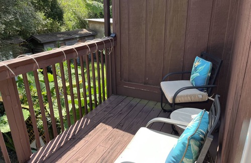Oak Court House | Grotto Family Getaway Townhouse Last Min Weekend Deal, Pets Are Welcome