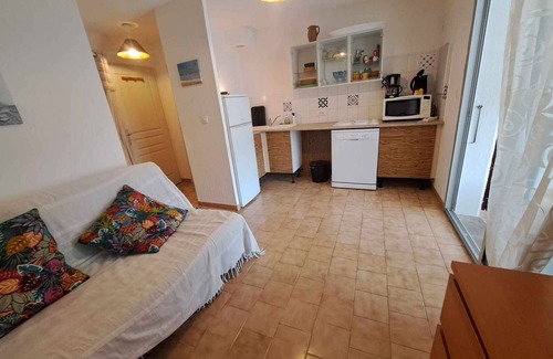 Marseillan Plage Apartment | Ground Floor Apartment with Pool, Private Parking, and Terrace