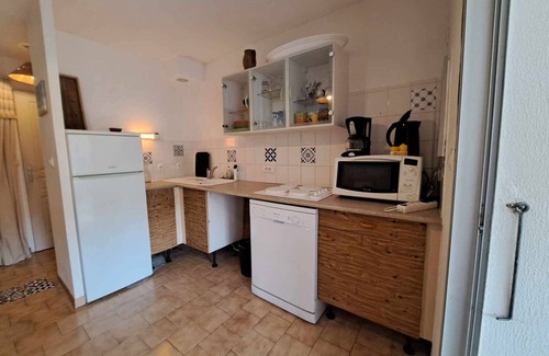 Marseillan Plage Apartment | Ground Floor Apartment with Pool, Private Parking, and Terrace