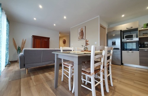 Moriani-Plage Apartment | Ground floor accommodation with access to the sea from the residence