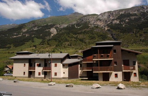 Lanslevillard Apartment | Ground floor, balcony, ski locker, 43m², Val Cenis