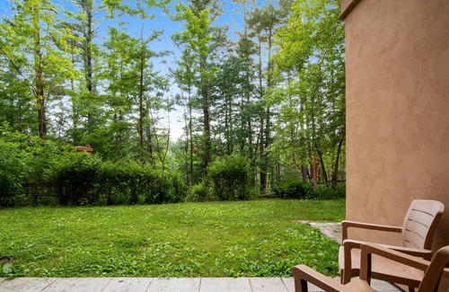 Wisconsin Dells Condo | Ground-floor condo with mini-fridge, central AC, & patio