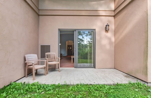 Wisconsin Dells Condo | Ground-floor condo with mini-fridge, central AC, & patio