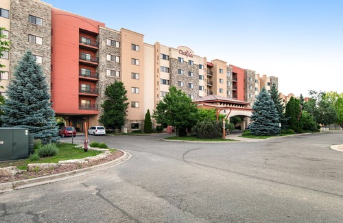 Wisconsin Dells Condo | Ground-floor condo with mini-fridge, central AC, & patio