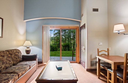 Wisconsin Dells Condo | Ground-floor condo with mini-fridge, central AC, & patio