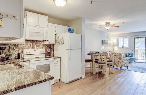 Palmetto Dunes Condo | Ground-floor condo with AC, patio, pools, tennis, & beach access