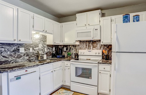 Palmetto Dunes Condo | Ground-floor condo with AC, patio, pools, tennis, & beach access