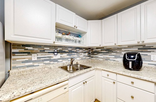 Caine Woods Condo | Ground-floor condo with pool & fenced patio - 4 blocks to the beach