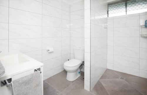 Cairns North Apartment | Ground Floor Easy Unit Close to City 4
