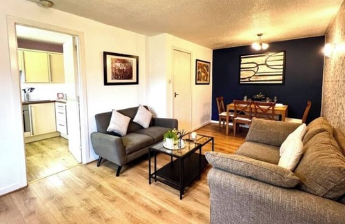 North Glasgow Apartment | Ground floor Flat with Free Parking & WiFi