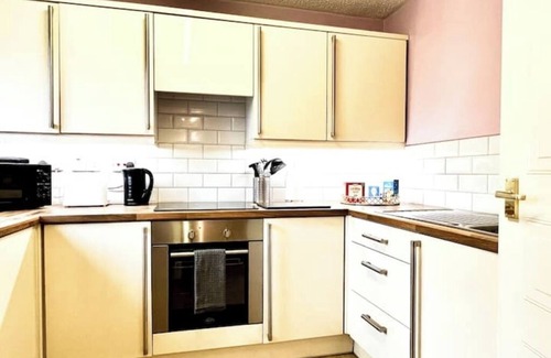 North Glasgow Apartment | Ground floor Flat with Free Parking & WiFi