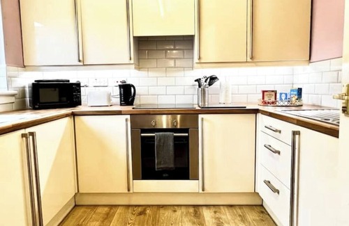 North Glasgow Apartment | Ground floor Flat with Free Parking & WiFi