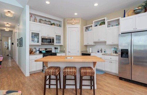 Sailhouse House | Ground Floor Gem: Private Beach, Pier & Pool