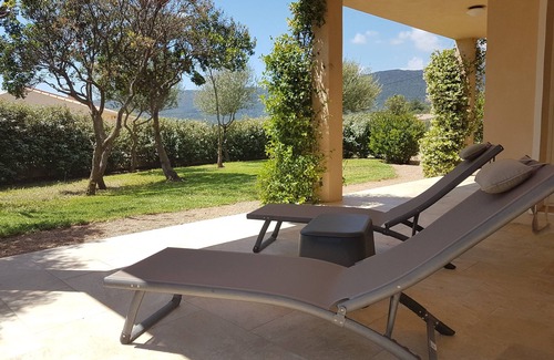 Figari House | GROUND FLOOR, LARGE COVERED TERRACE AND GARDEN, QUIET, AIR-CONDITIONED