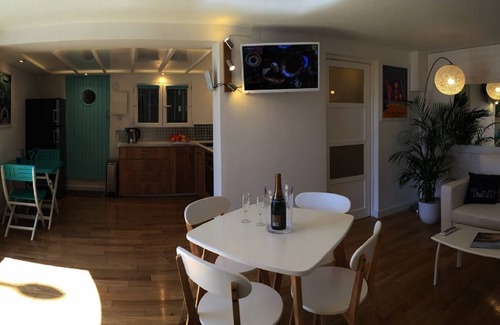 Les Sablettes Apartment | Ground floor of villa placed on the sand 10 m from the sea, on the Côte d'Azur