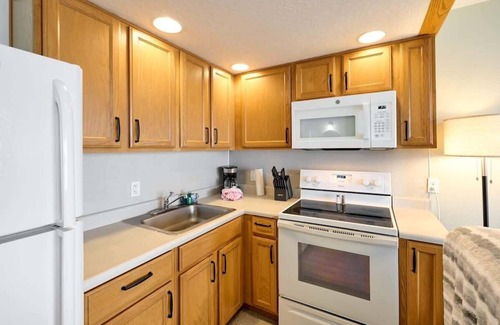 Lincoln City Condo | Ground Floor Queen Studio - Ocean View - Pool and Hot Tub!