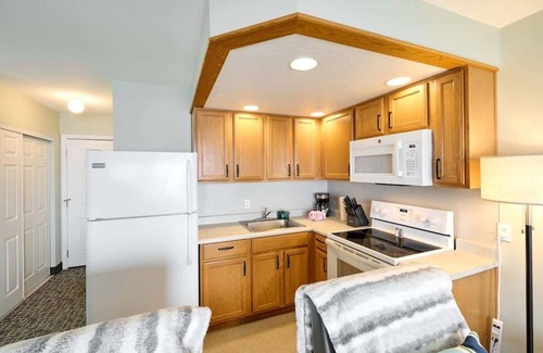Lincoln City Condo | Ground Floor Queen Studio - Ocean View - Pool and Hot Tub!