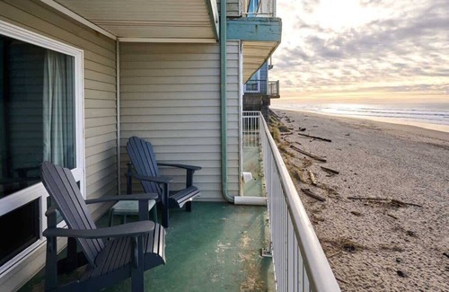 Lincoln City Condo | Ground Floor Queen Studio - Ocean View - Pool and Hot Tub!