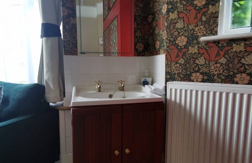 Bexhill-on-Sea House | Ground floor Spacious double bed room, free parking close to seafront.
