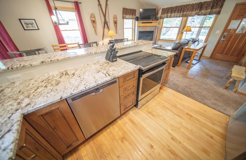 Mountain House House | Ground-floor unit with private garage