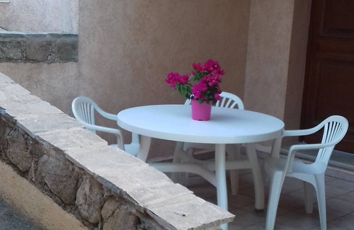 L'Ile-Rousse Apartment | Ground floor villa flat in Monticello