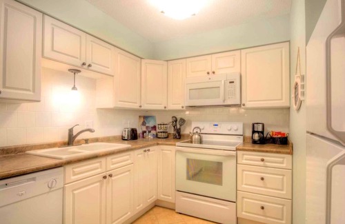 Demere Park Condo | GROUND FLOOR-WALK TO VILLAGE, SHOPS, RESTAURANTS. CLOSE TO BEACH, DOG FRIENDLY